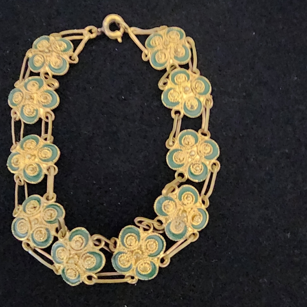 SE37 Elegant Gold and Green Color Floral Bracelet
